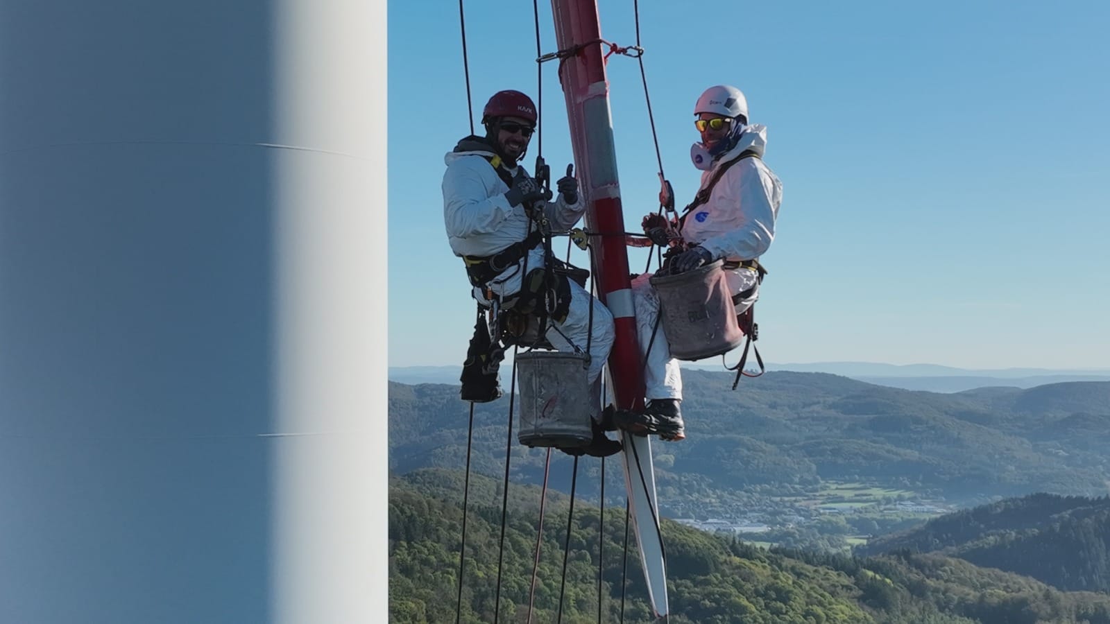 Zwei Fachkräfte mit Sicherungsausrüstung am Rotorblatt