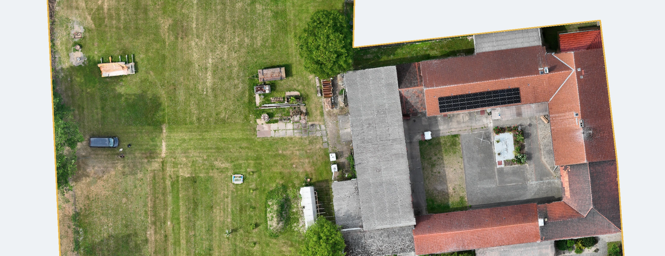 Luftbild einer Gebäudeanlage mit ausgeblendeten Nachbargrundstücken